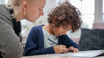 Mentee løser oppgaver til leksehjelpstime
