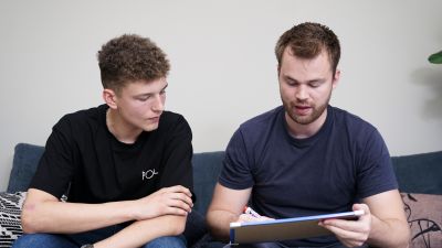 Mentor og mentee går gjennom stoffet sammen