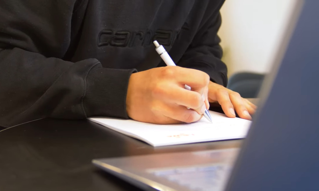 Mentee skriver i privatundervisningstime