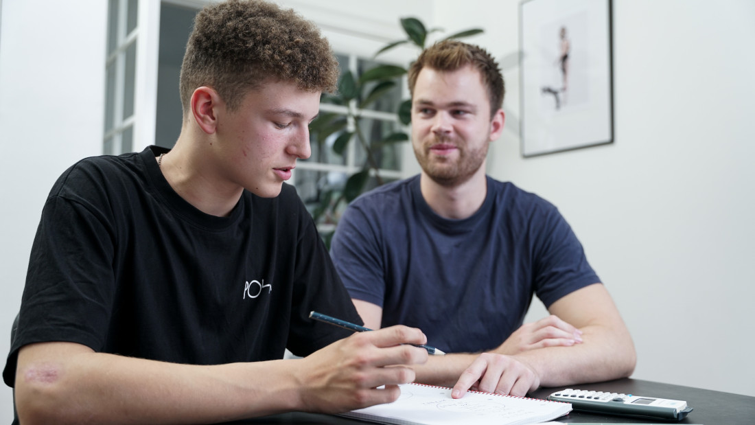 Hjelper elev med matematikk MentorNorge hjelper elev på videregående med matematikk