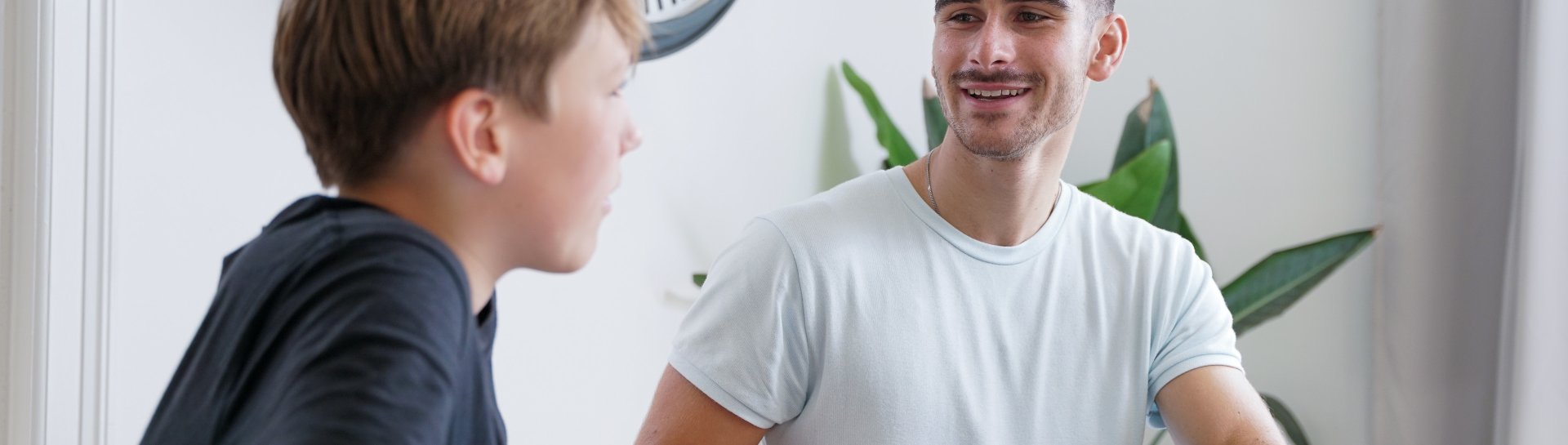 Mentor forklarer stoffet og er glad