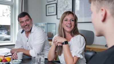 Glade foreldre for mentor Glade foreldre sammen med elev som får privatundervisning fra MentorNorge