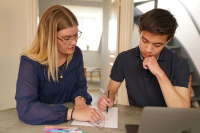 Mentor fra MentorNorge hjelper videregåendeelev