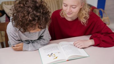 Læser fra siden Mentor og mentee leser sammen til privatundervisning