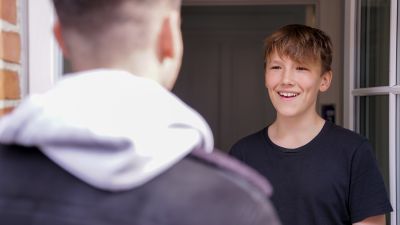 Glad elev ser mentor fra MentorNorge 