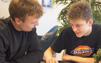 Mentor og elev går gjennom pensum til leksehjelp med MentorNorge