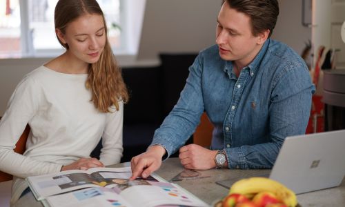 Elev sitter og leser med mentor