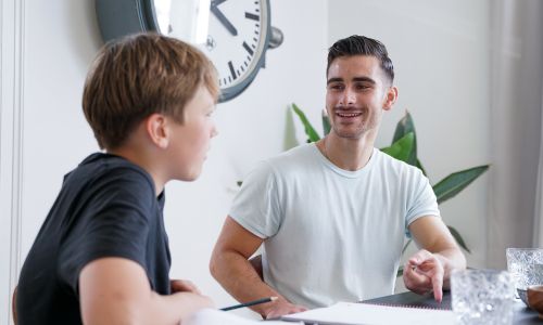 Mentor forklarer stoffet og er glad