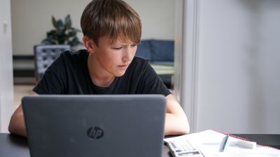 Dreng sidder ved computer