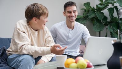 Mentor og mentee går gjennom fagstoff på datamaskinen