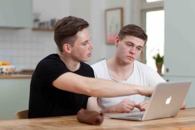 Mentor underviser mentee til leksehjelp med MentorNorge