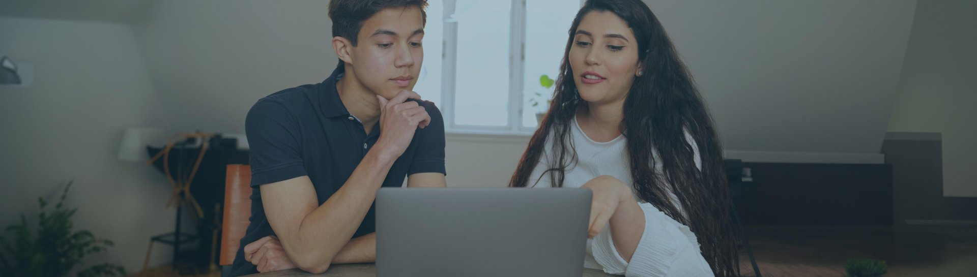 Mentor og mentee leksehjelp ved laptop headercut blue