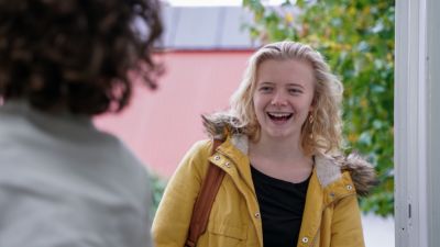 Glad mentor møter elev til leksehjelpstime