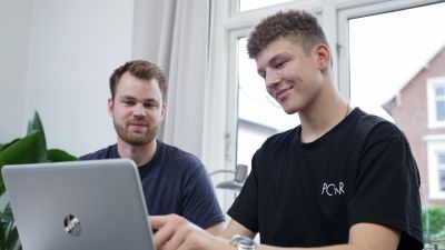 Mentor hjelper på dataen 1 Mentor og mentee arbeider med pensum foran dataen til leksehjelp i fransk