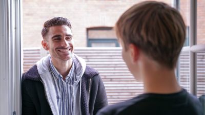 Mentor kommer hjem til jer 2 2024 02 22 095510 qarp Glad mentor kommer til leksehjelp med MentorNorge