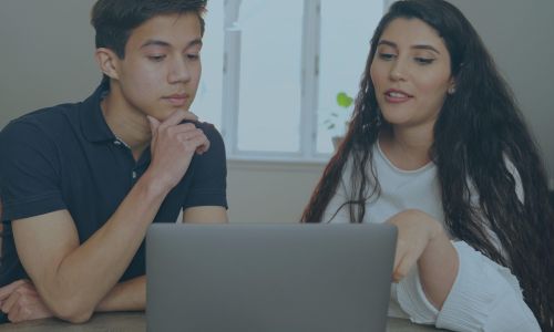 Mentor og mentee leksehjelp ved laptop headercut blue